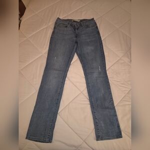 Classic Women Levis Skinny Mid Rise Jeans in Medium Blue